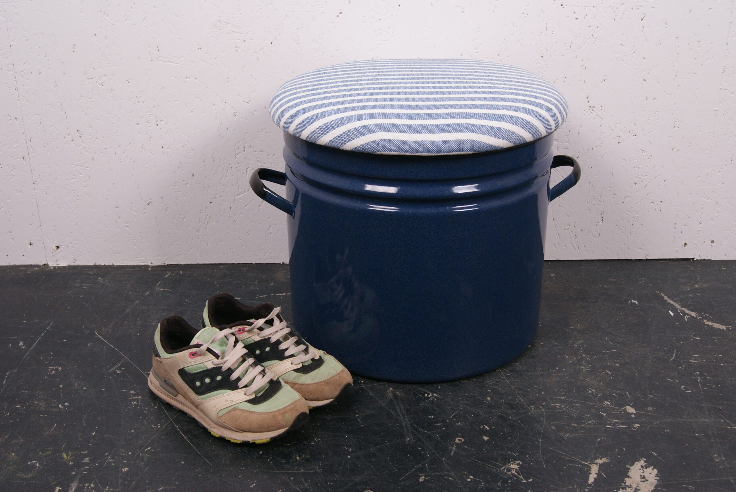 round-blue-maggie-with-blue-stripe-4