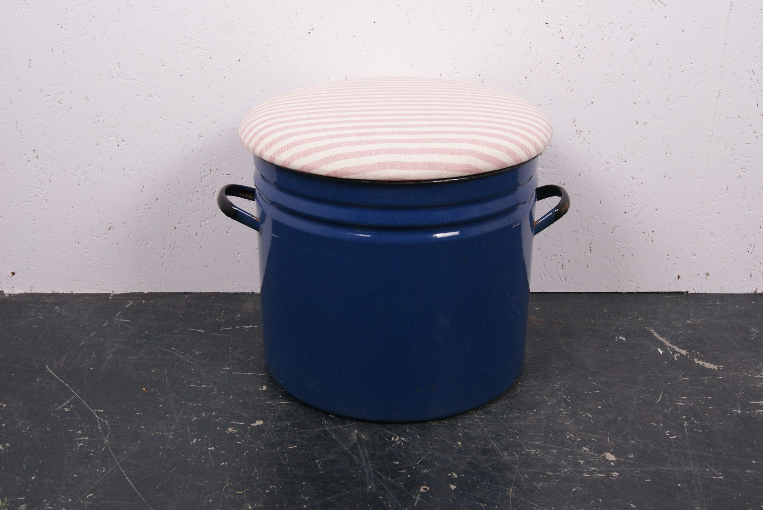 round-blue-maggie-with-pink-stipe-1