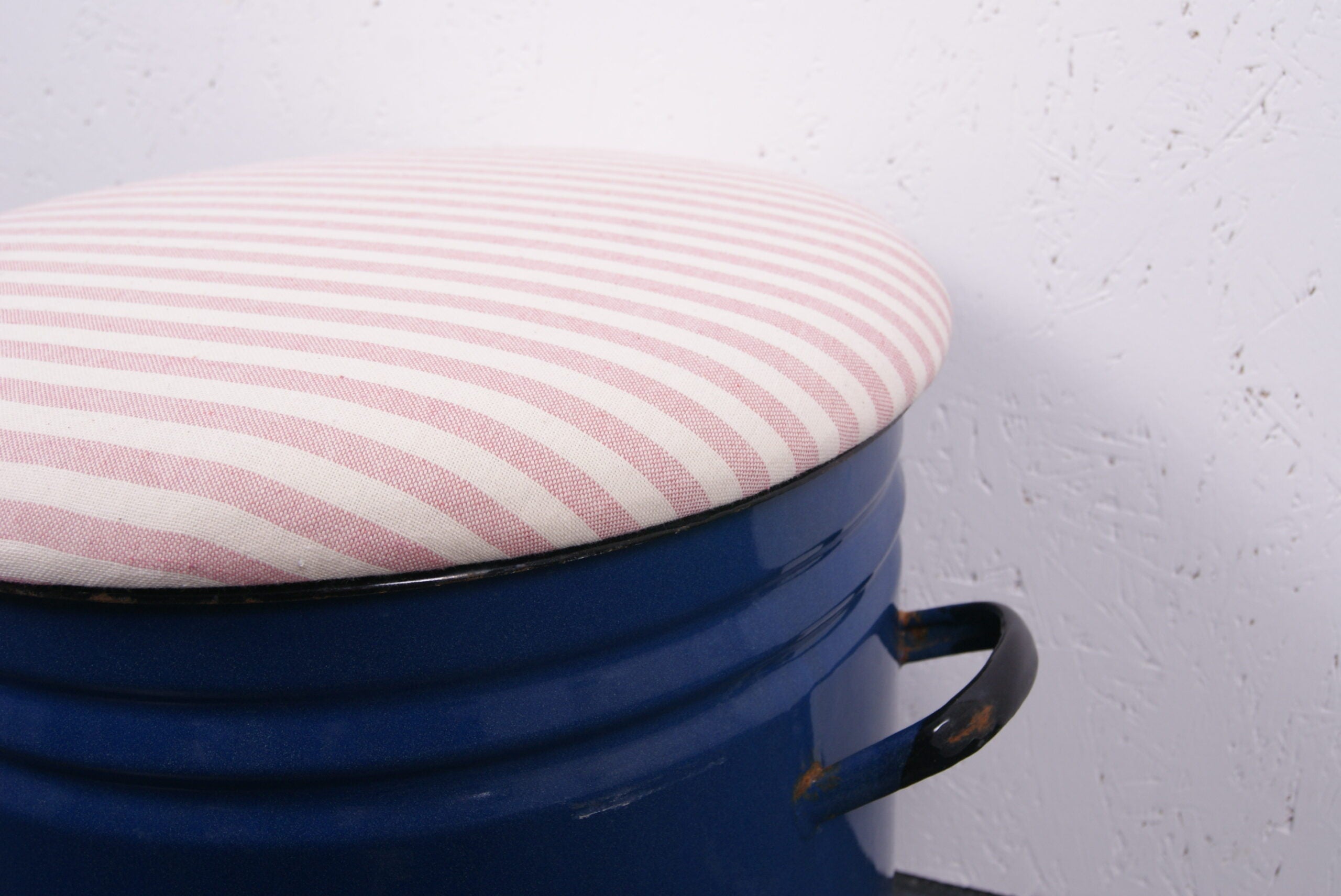 round-blue-maggie-with-pink-stripe-2
