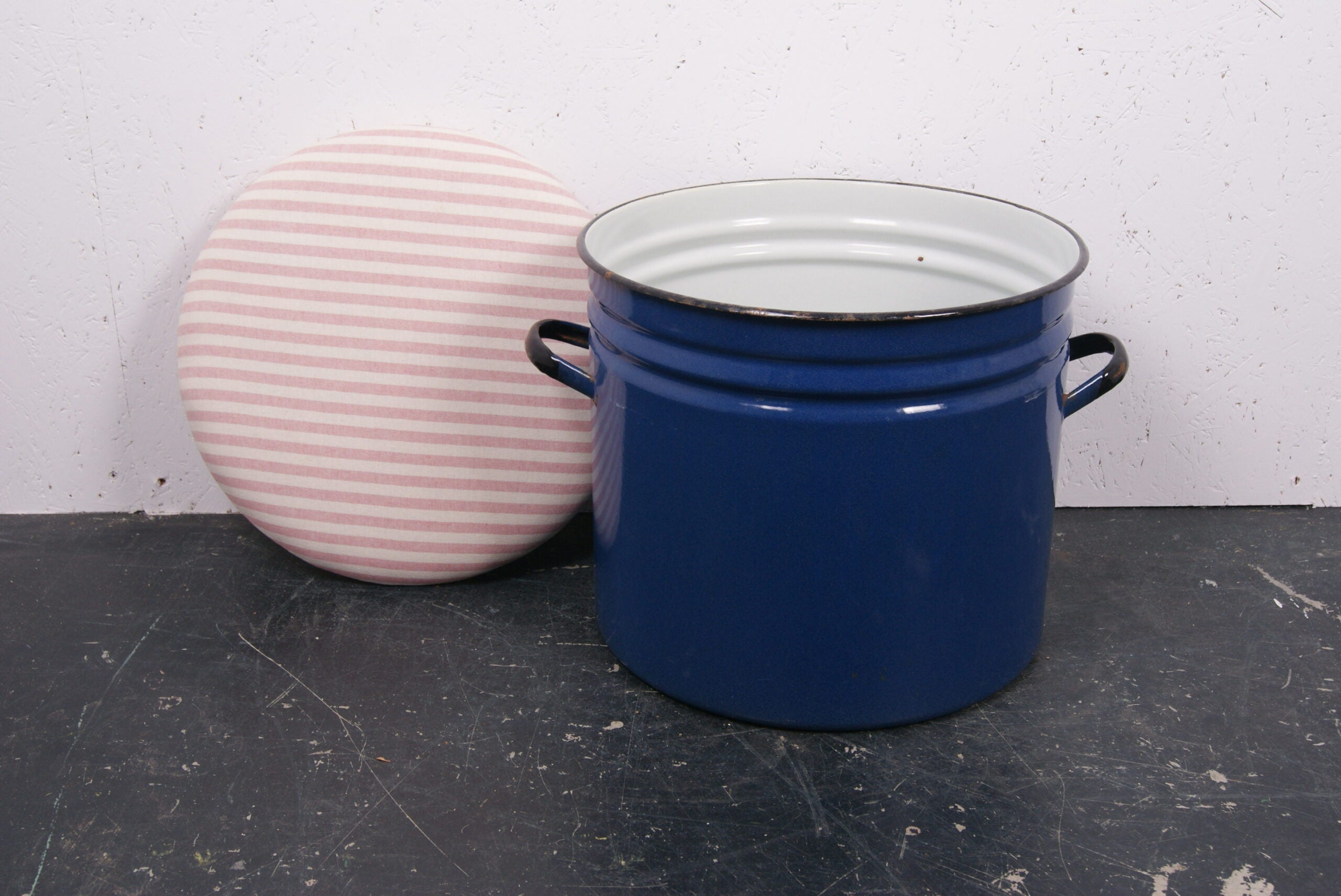round-blue-maggie-with-pink-stripe-4