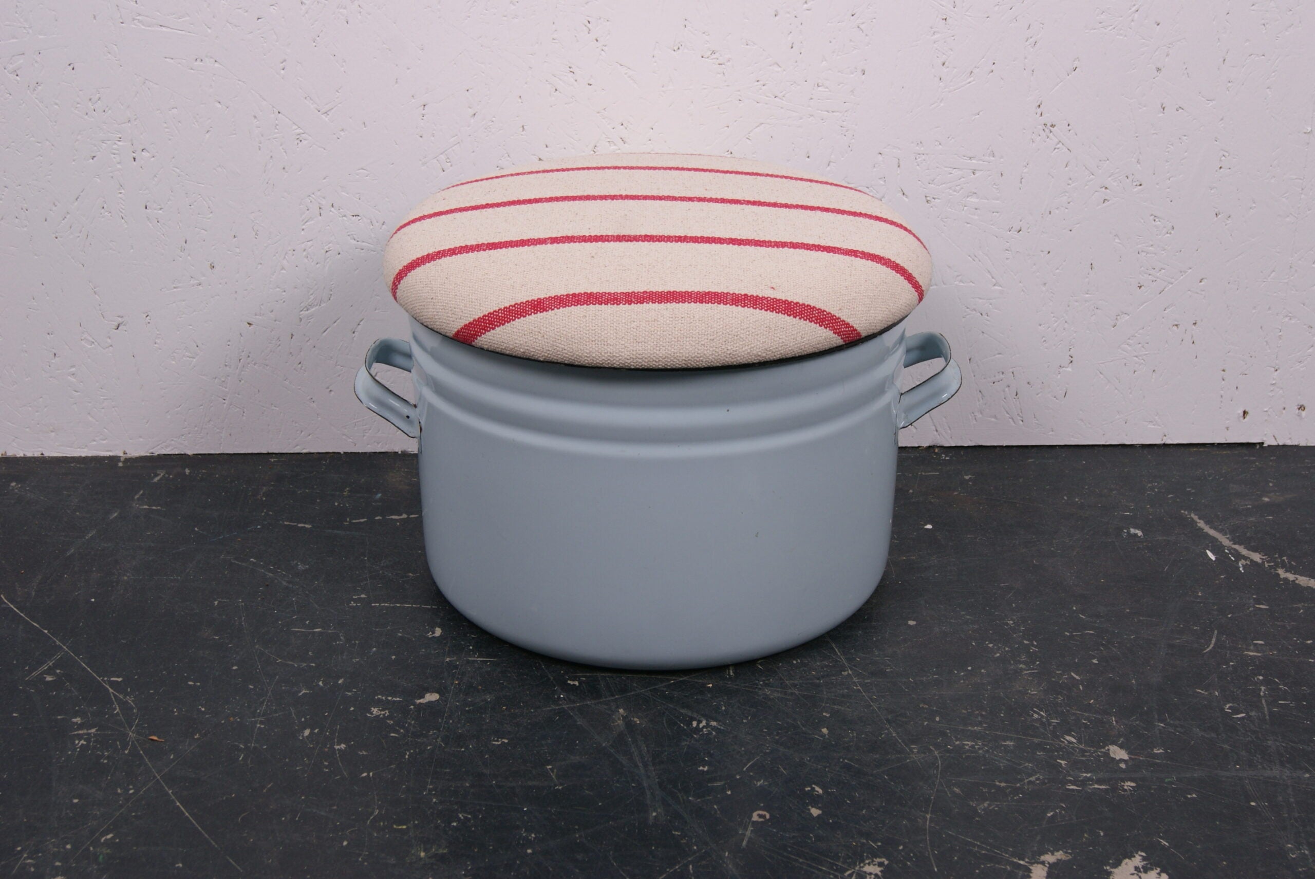 round-light-blue-maggie-with-red-stripe-1