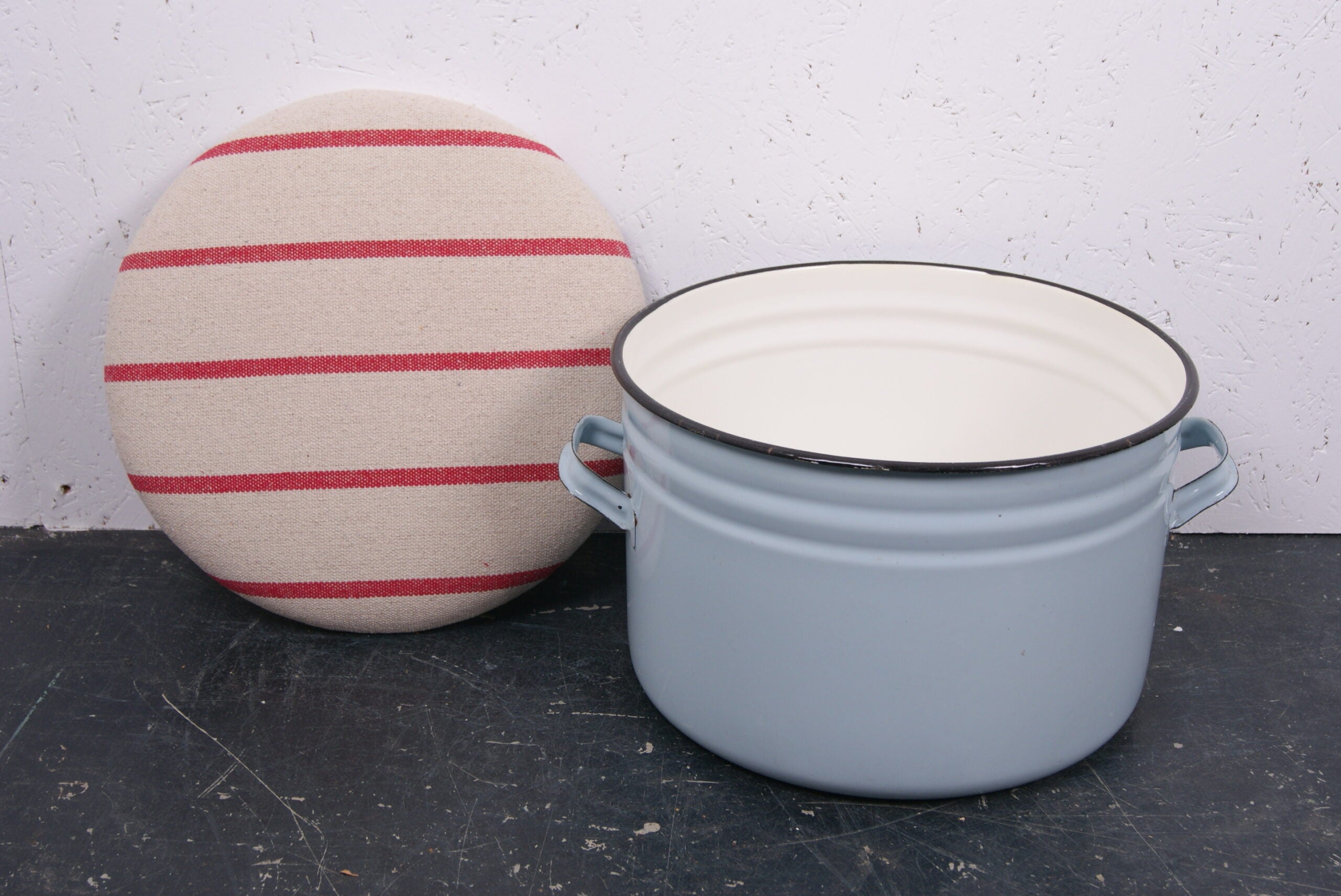 round-light-blue-maggie-with-red-stripe-3