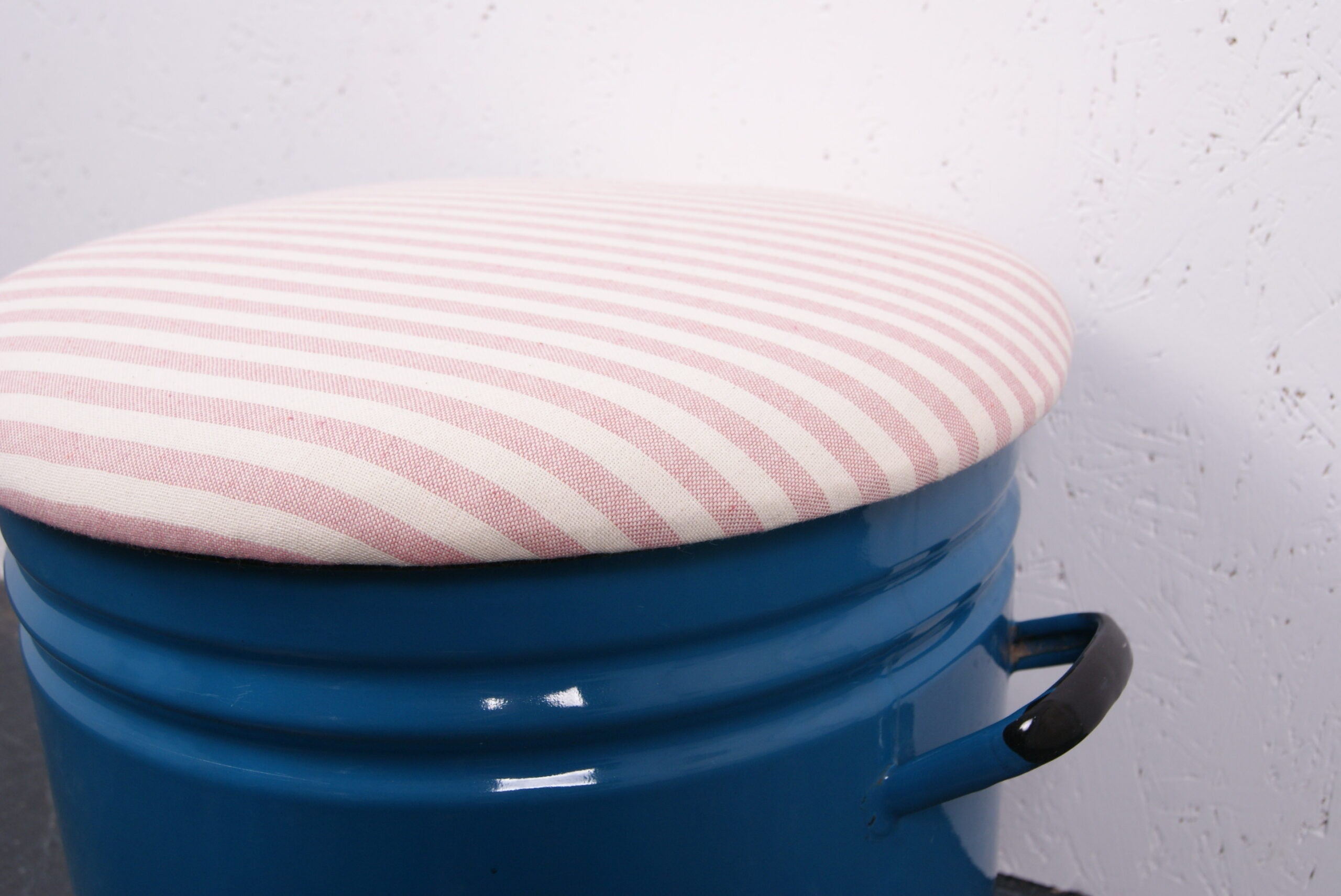 round-turquoise-maggie-pink-stripe-1