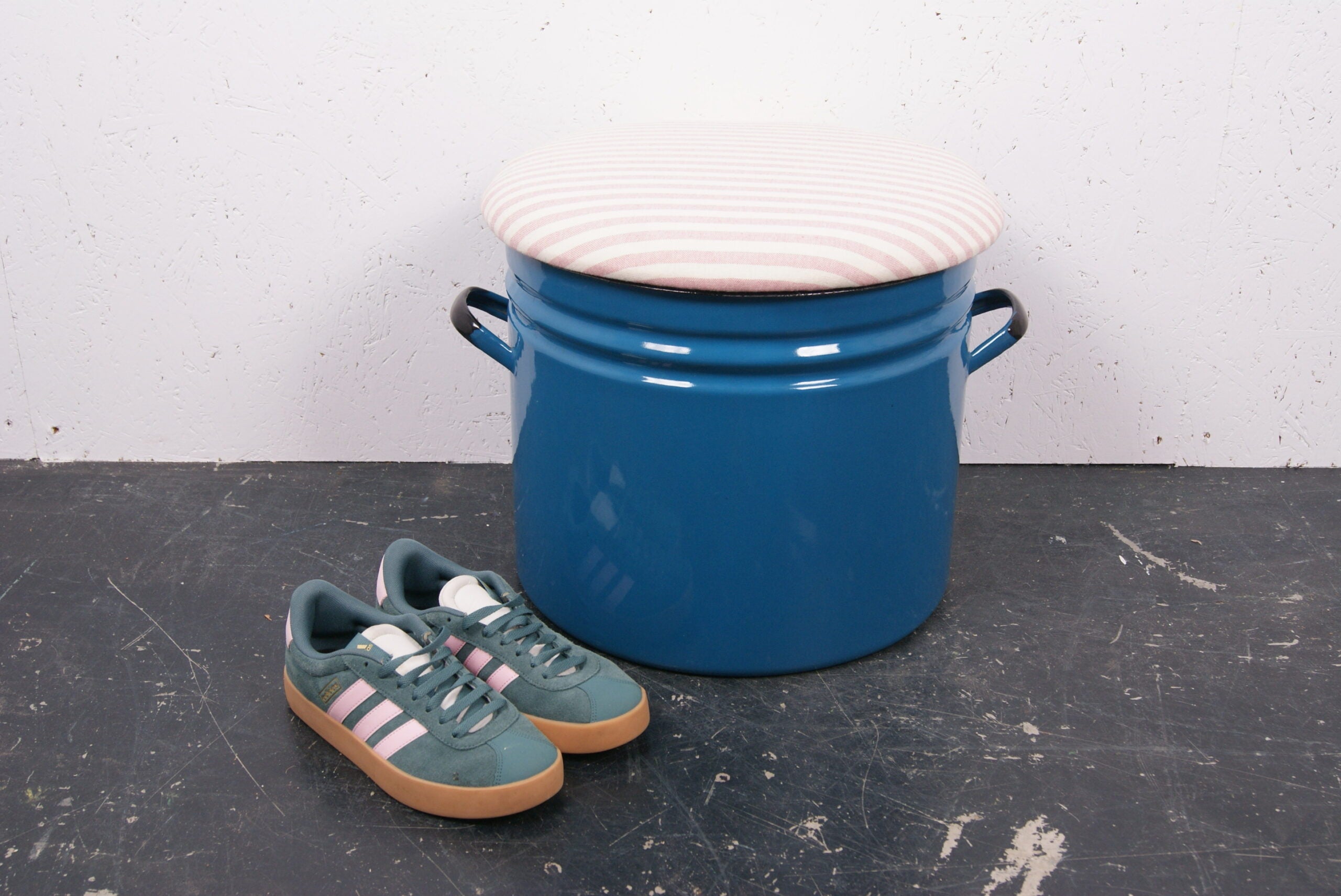 round-turquoise-maggie-pink-stripe-3