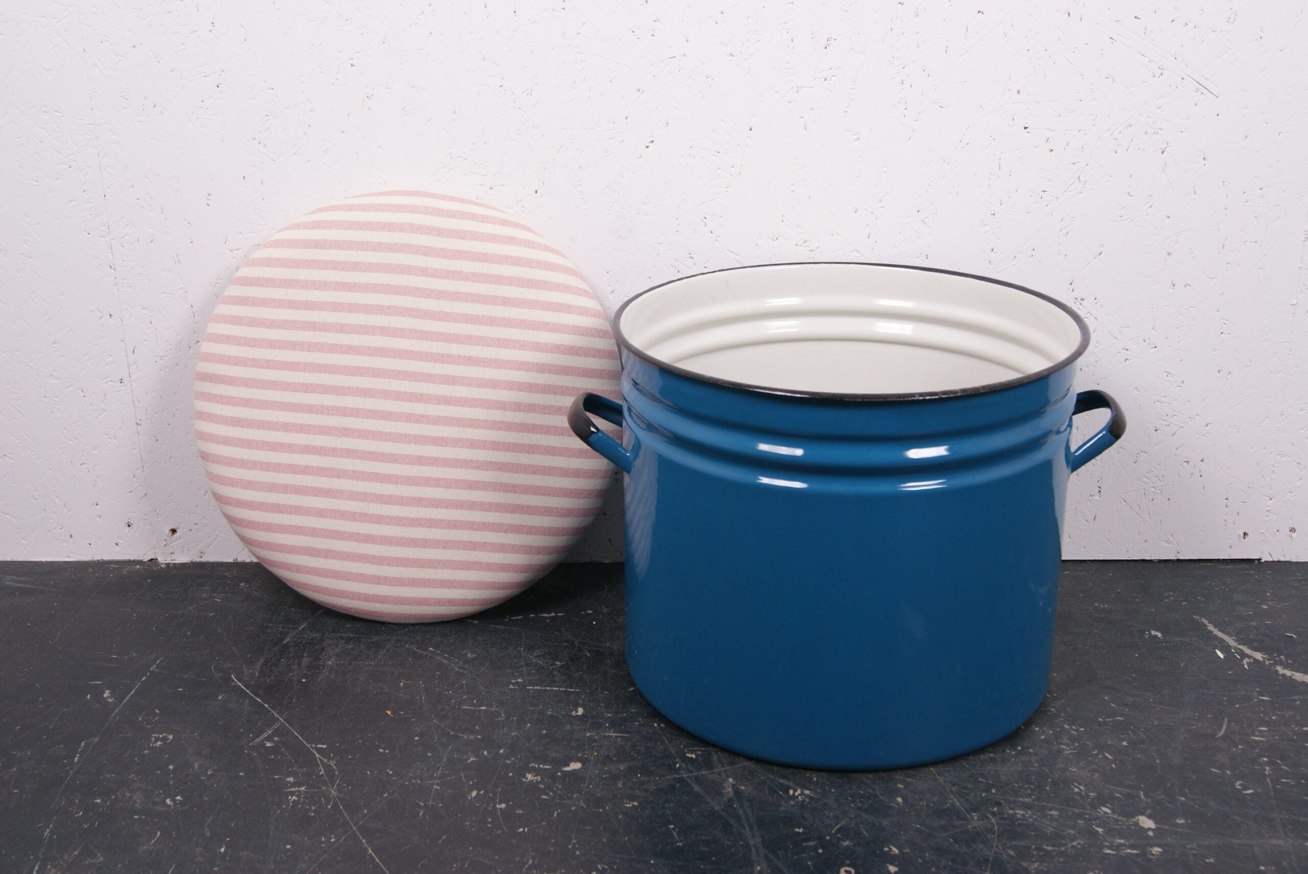round-turquoise-maggie-pink-stripe-5
