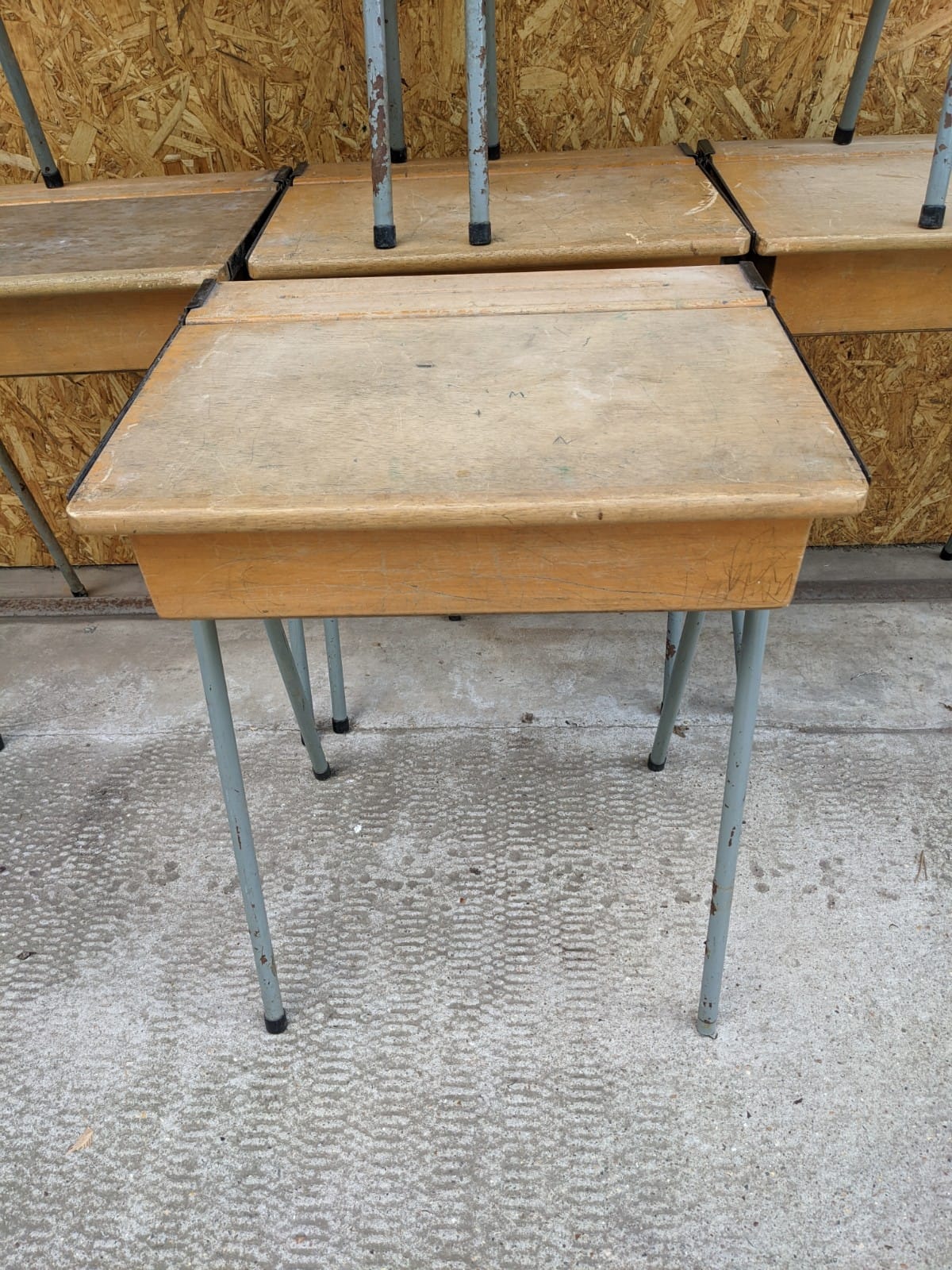 single-metal-desk-3