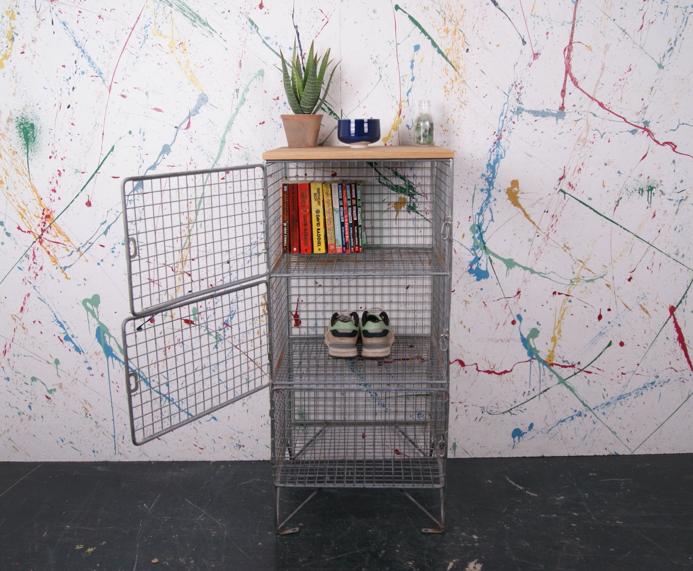 single-metal-locker-wooden-top-5