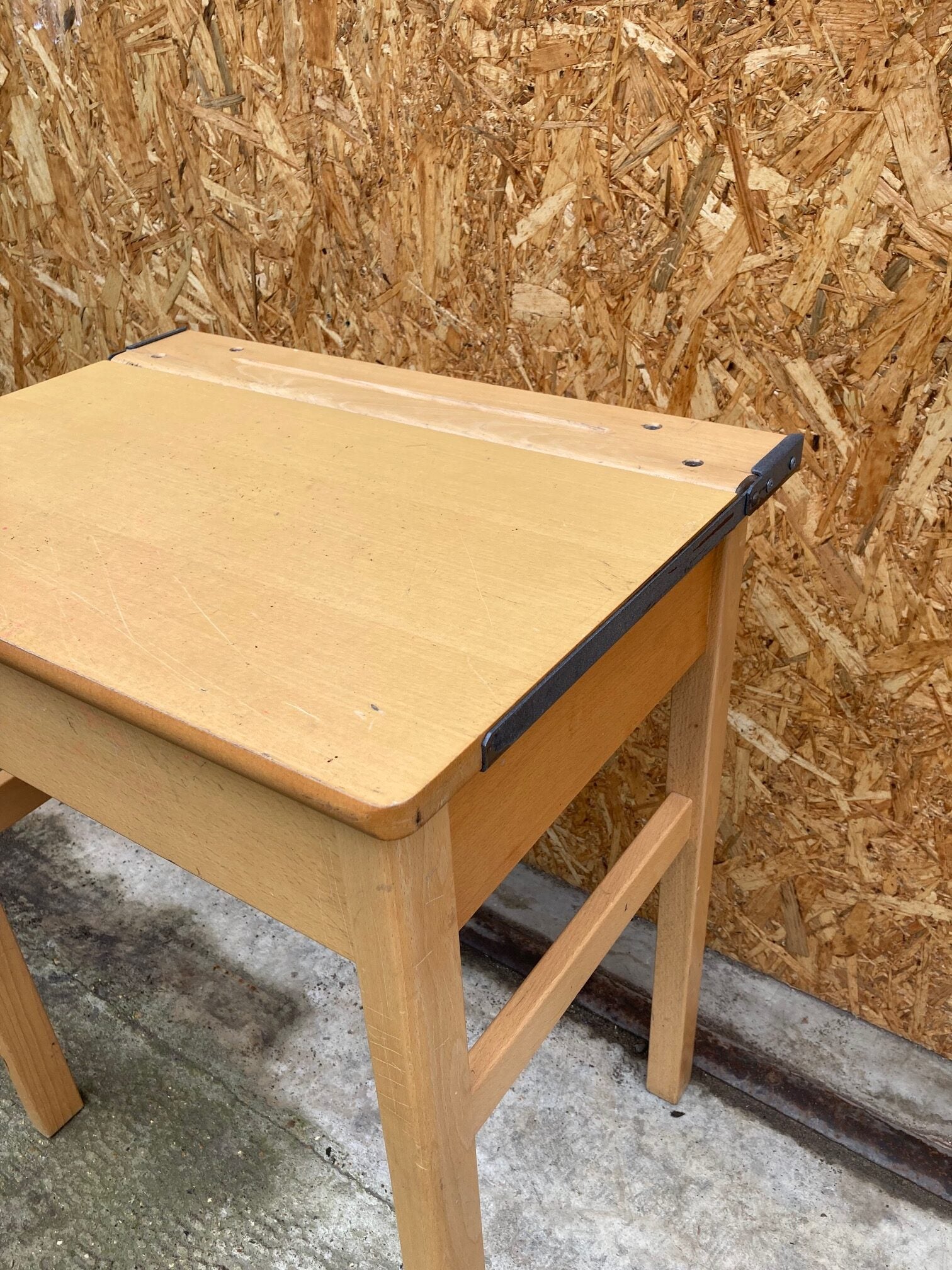 single-school-desk-3