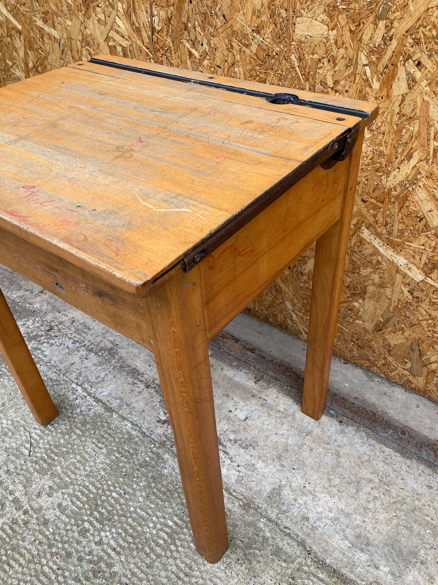 single-wooden-school-desk-3