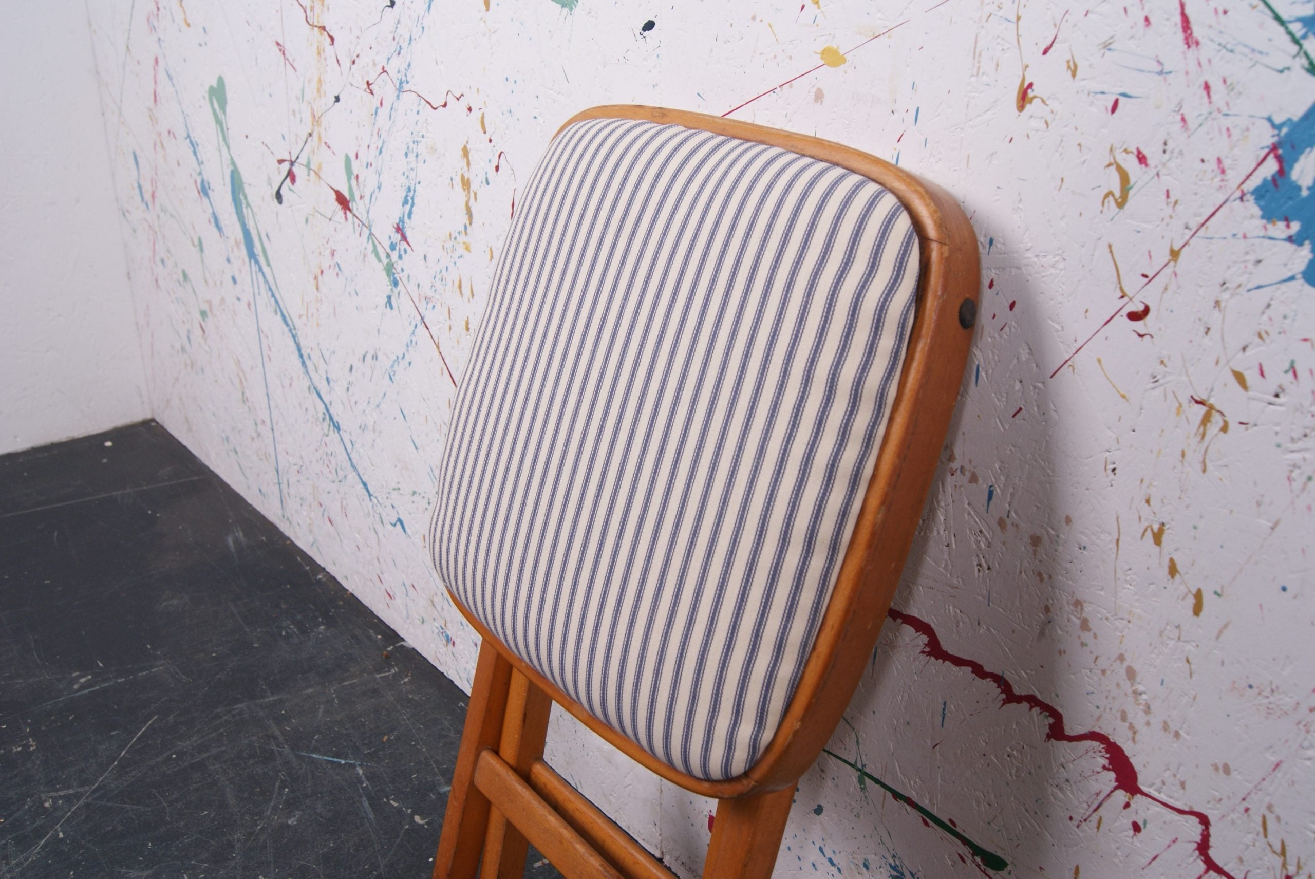 upholstered-foldable-stool