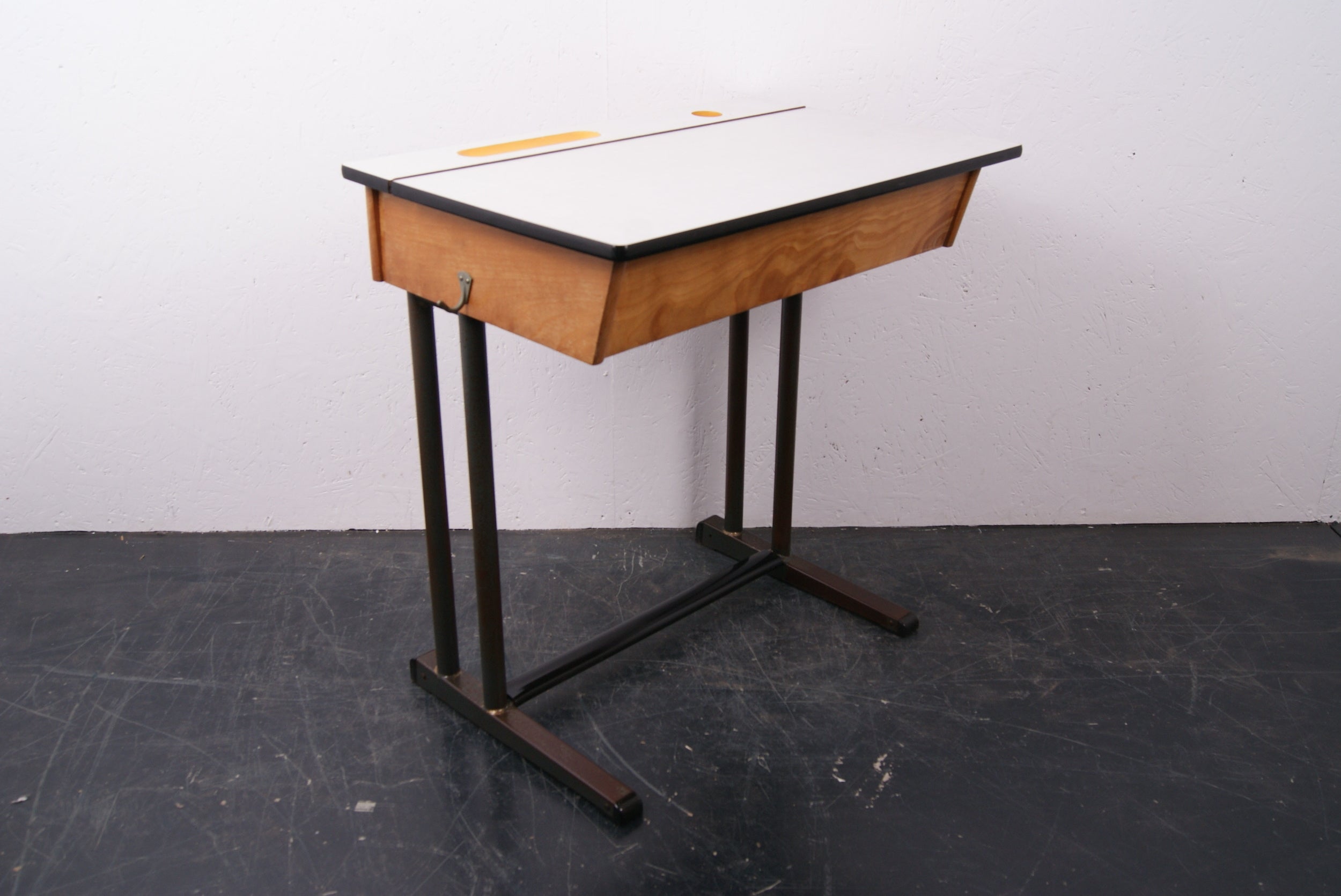 white-formica-topped-desk-2