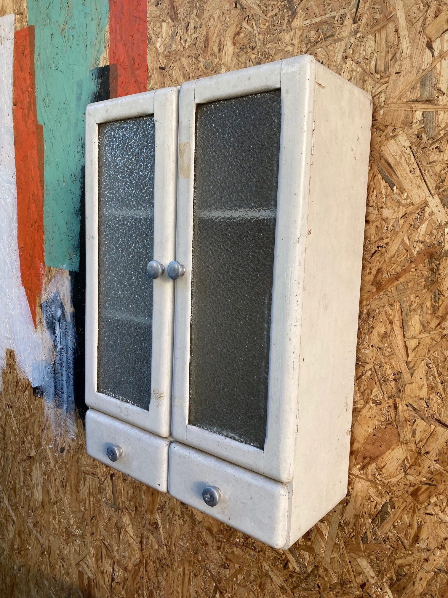 white-frosted-cabinet-2