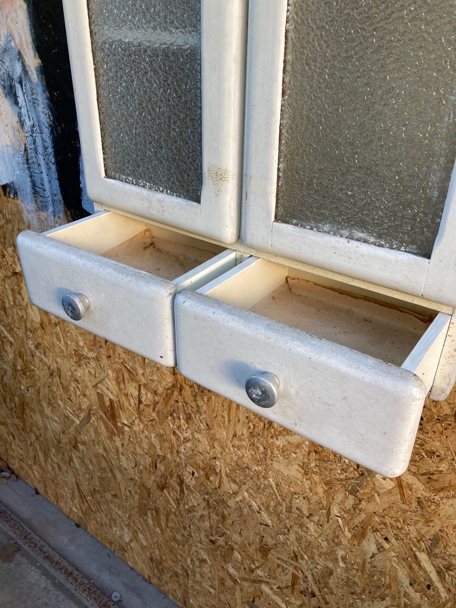 white-frosted-cabinet-4