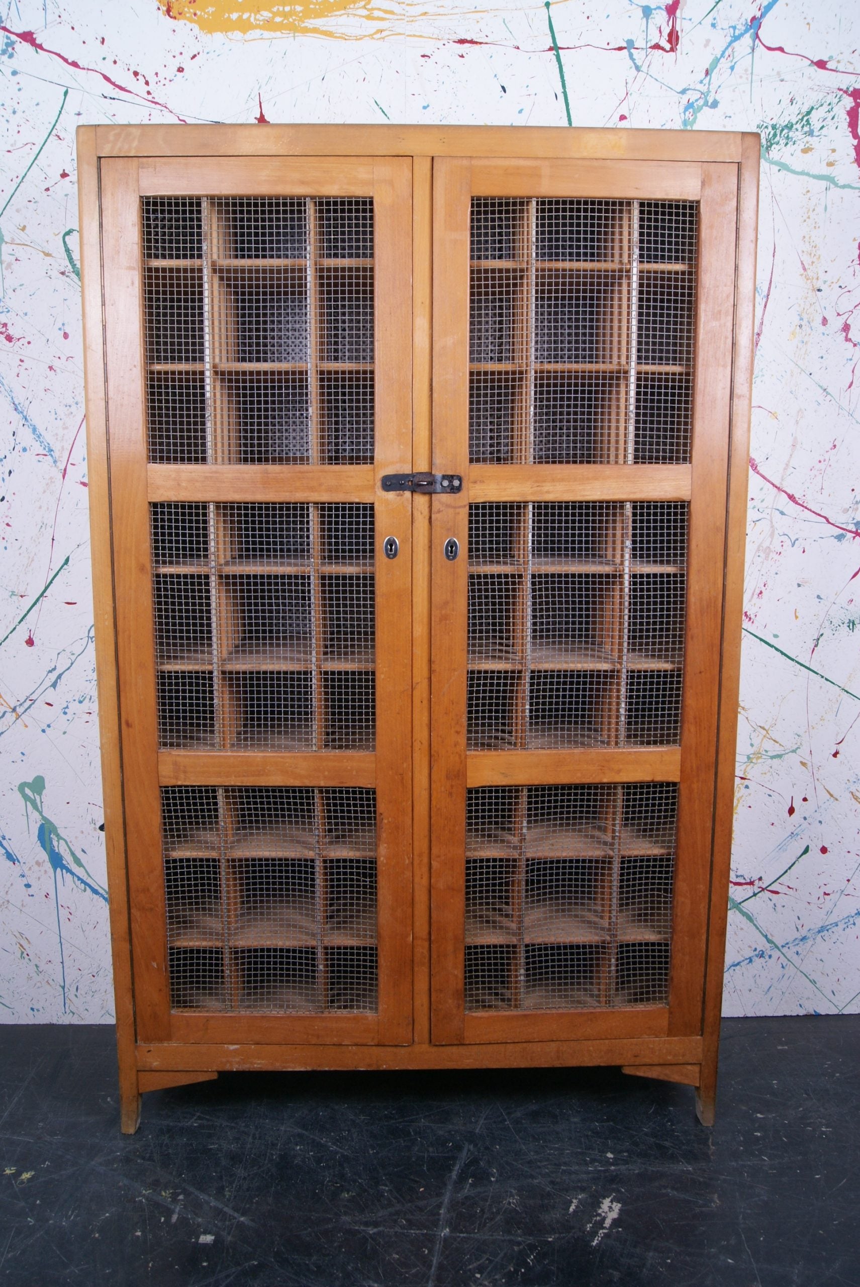 wooden-belgium-locker-1