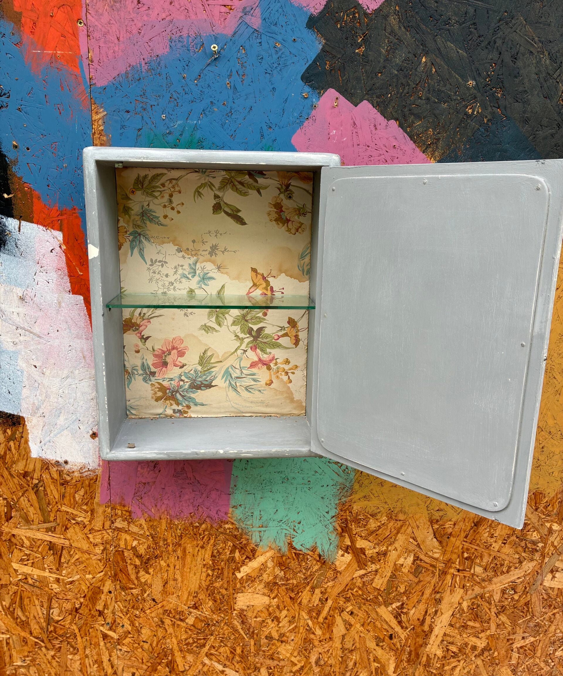 wooden-mirrored-cabinet-4