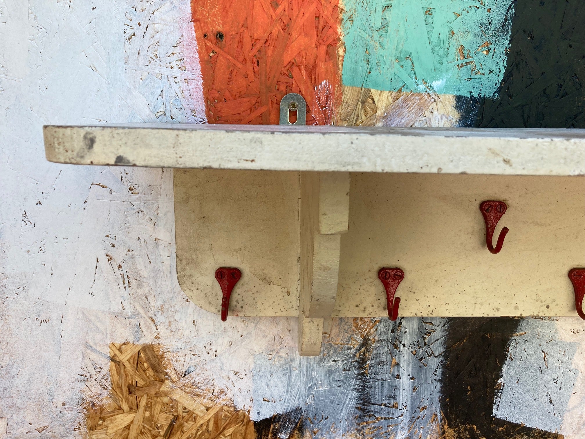 wooden-shelf-hooks-4