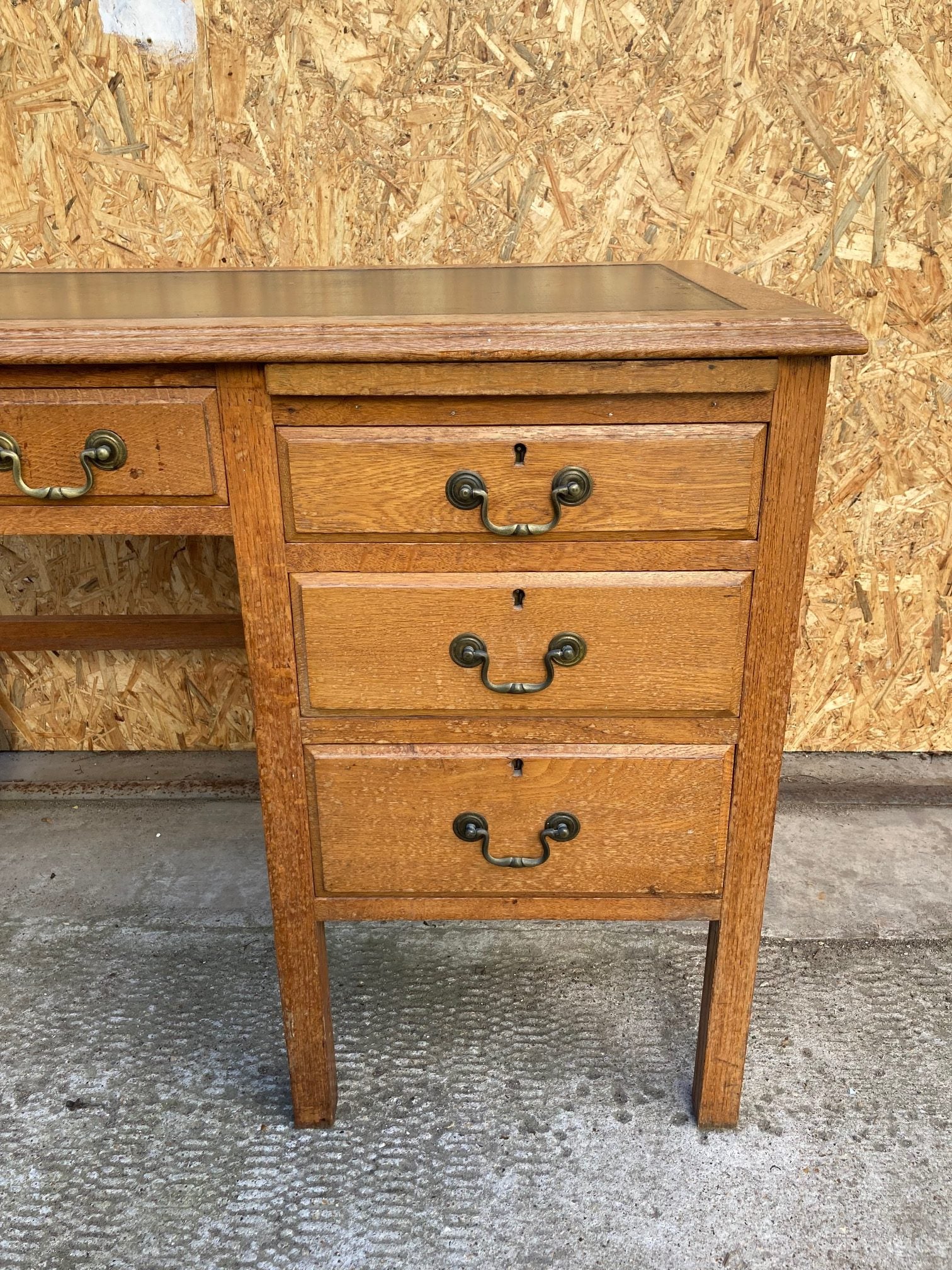 wooden-teachers-desk-2
