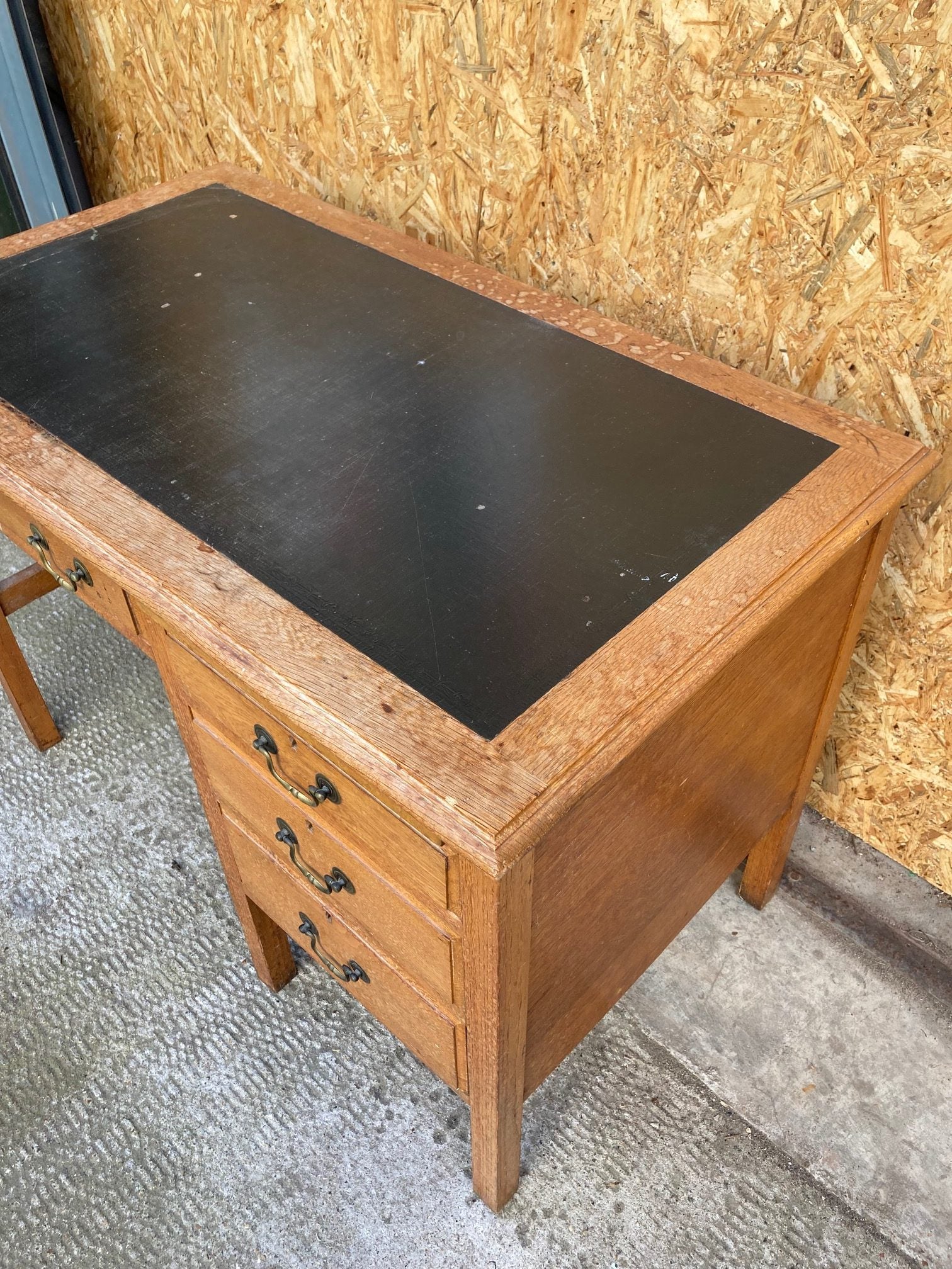 wooden-teachers-desk-3