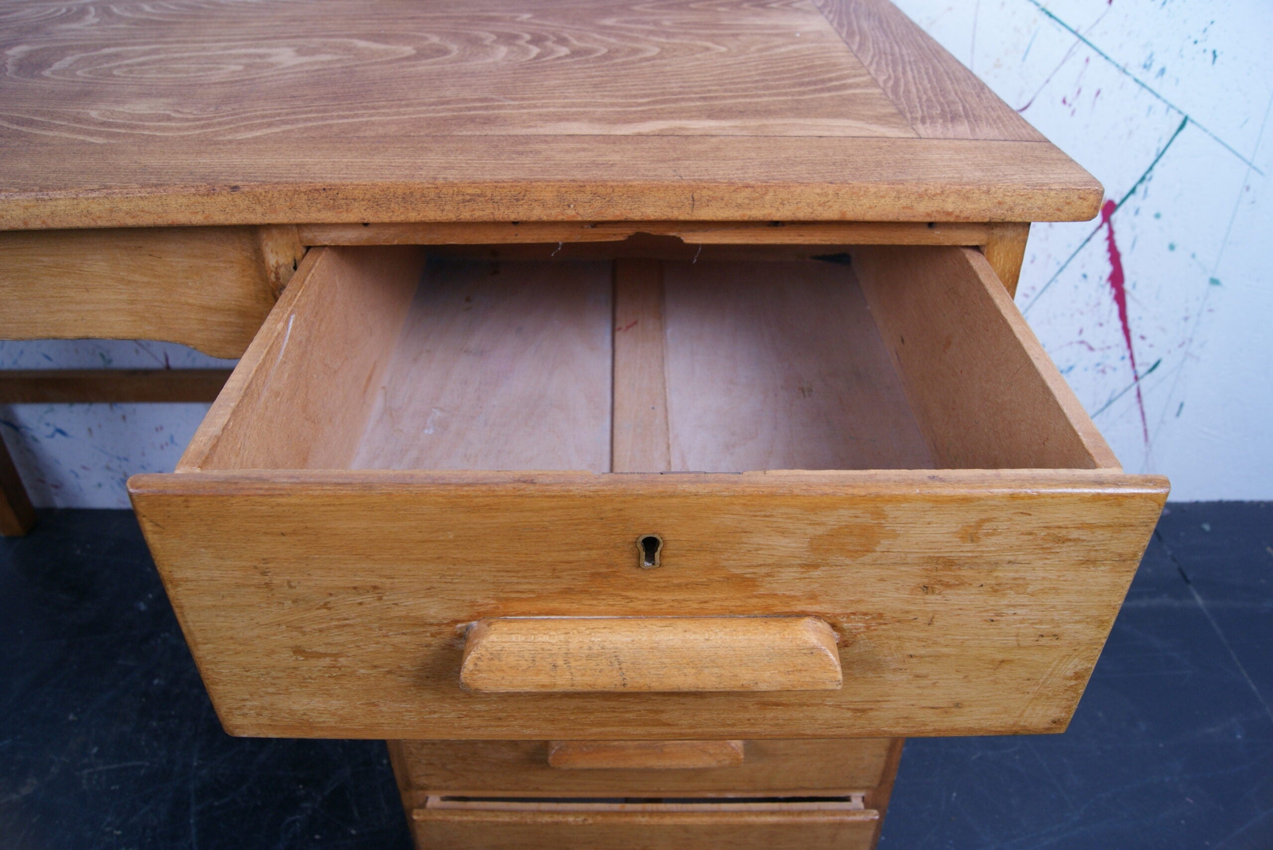 wooden-teachers-desk-3