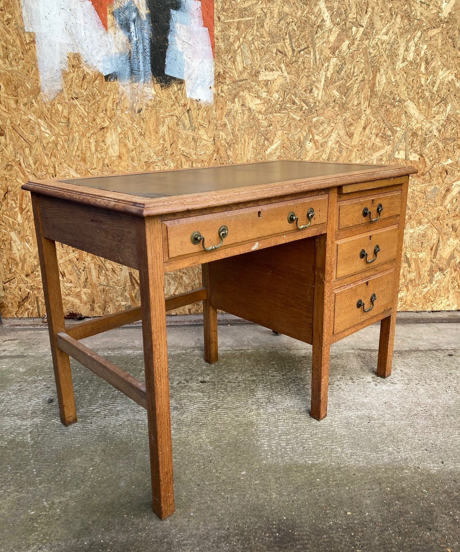 wooden-teachers-desk-4