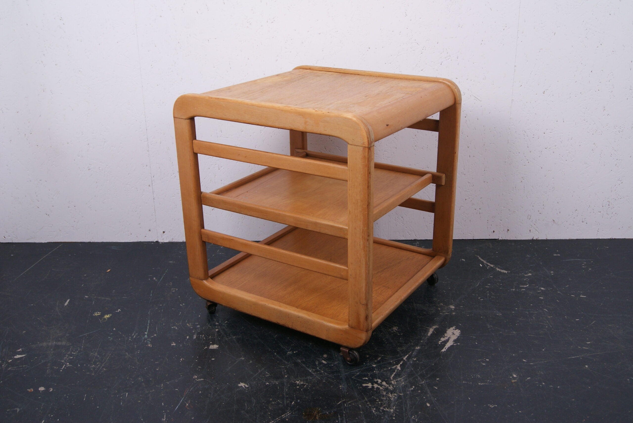 wooden-trolley-on-castors-2