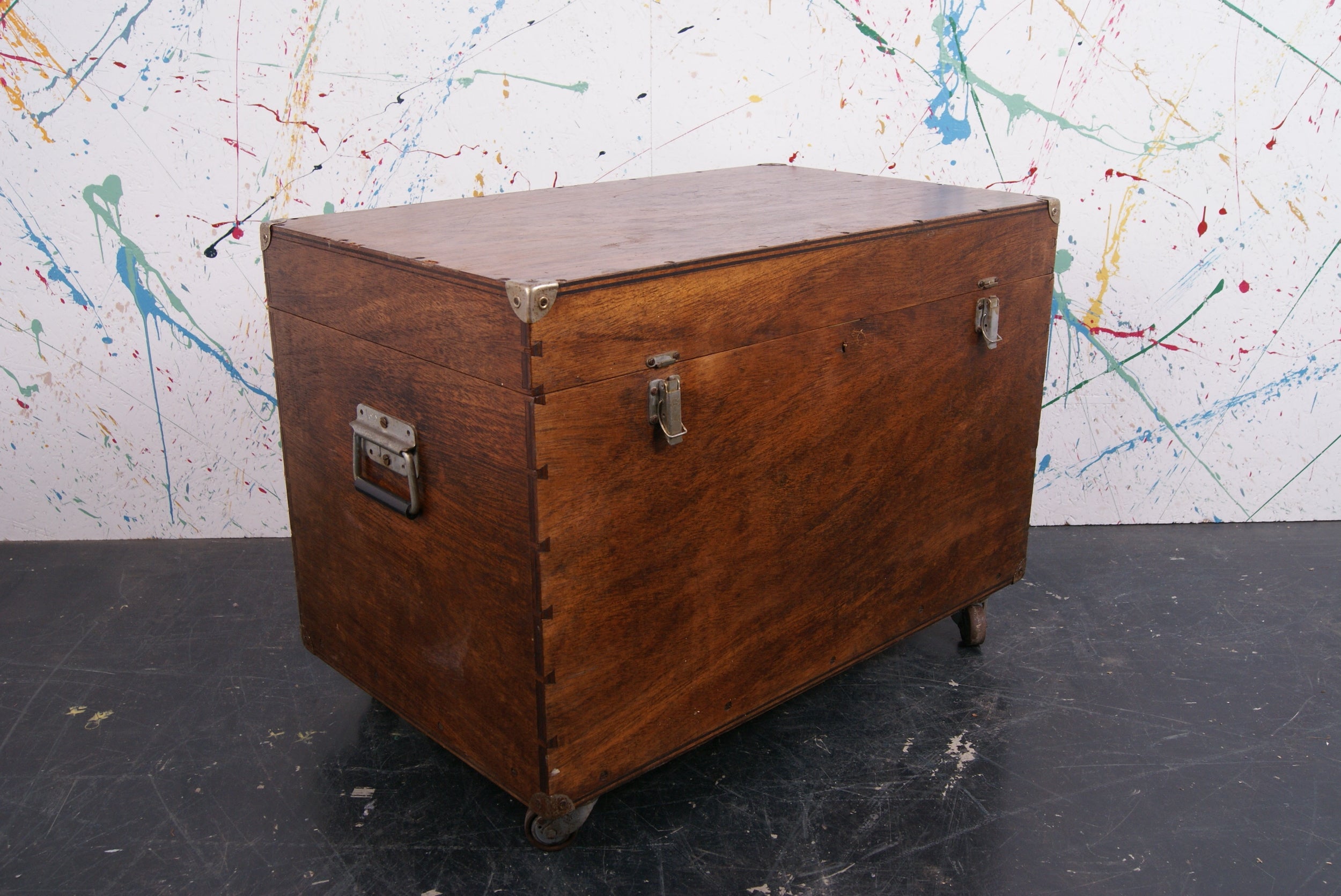 wooden-trunk-on-castors-2