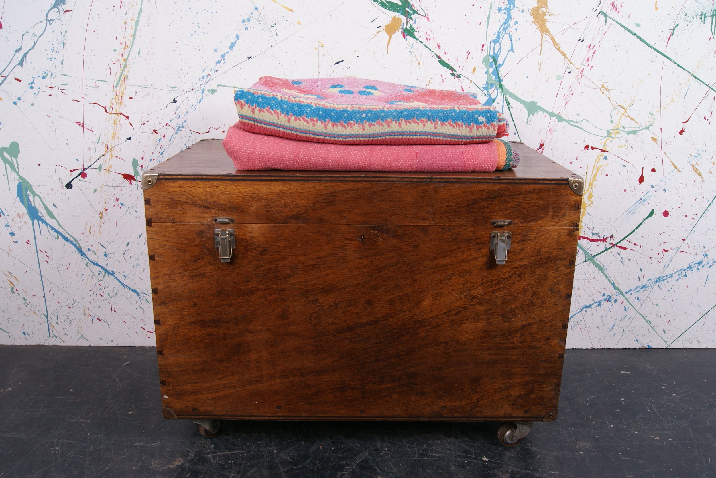 wooden-trunk-on-castors-4