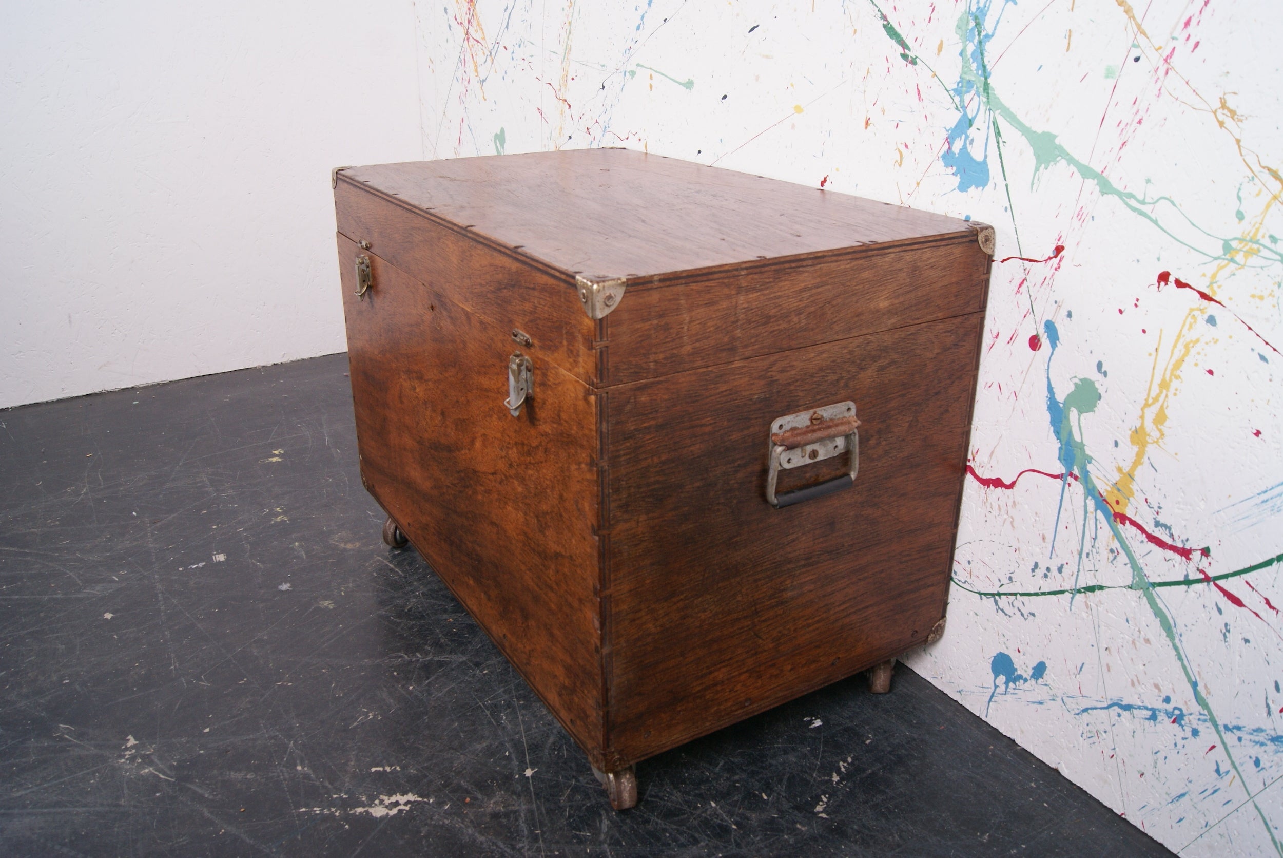 wooden-trunk-on-castors-9
