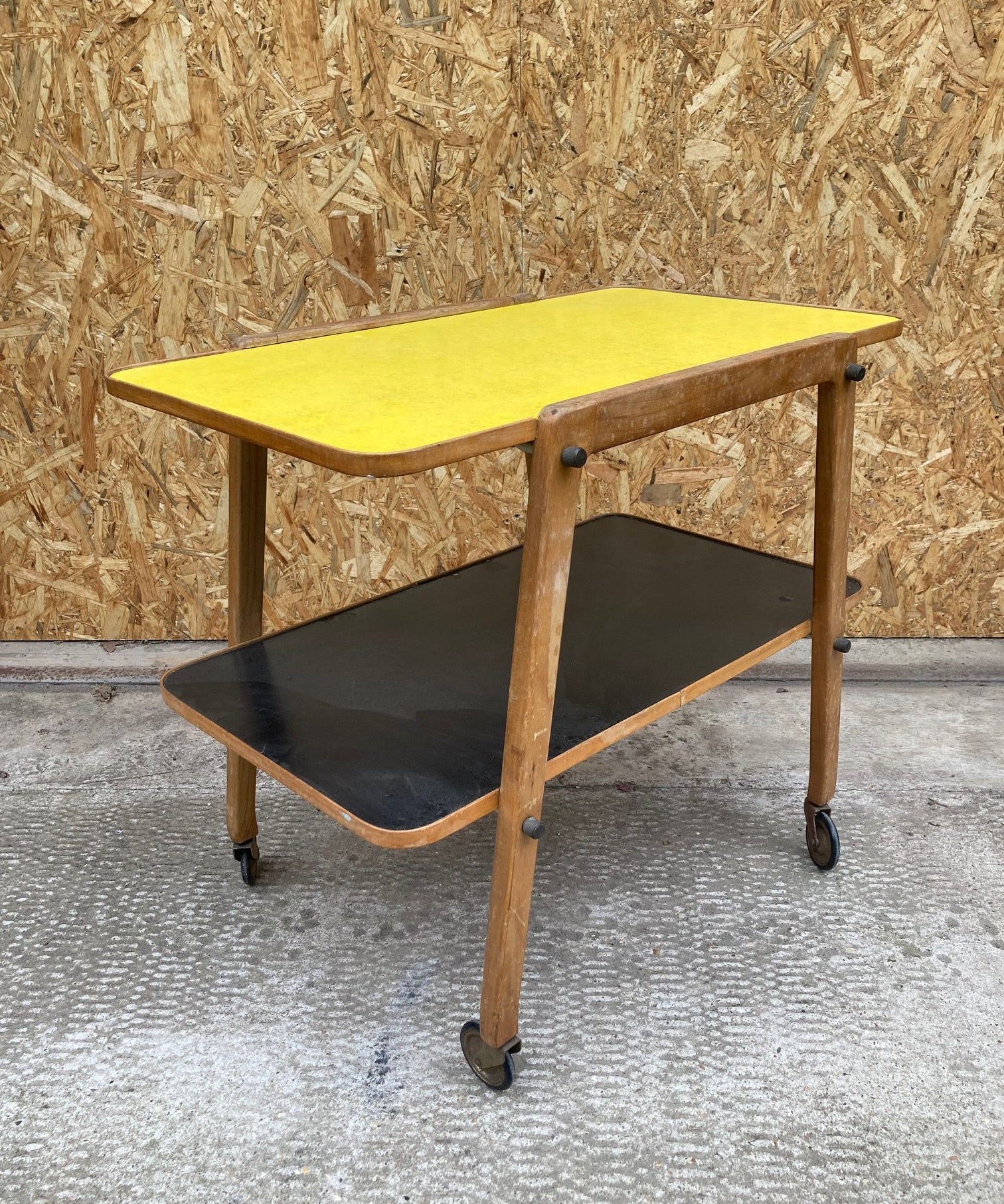 yellow-black-trolley-6