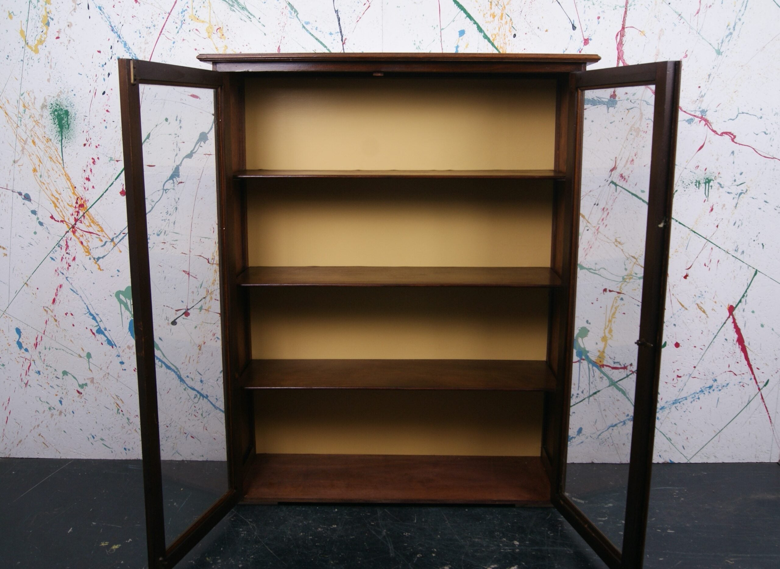 yellow-glass-cabinet-2