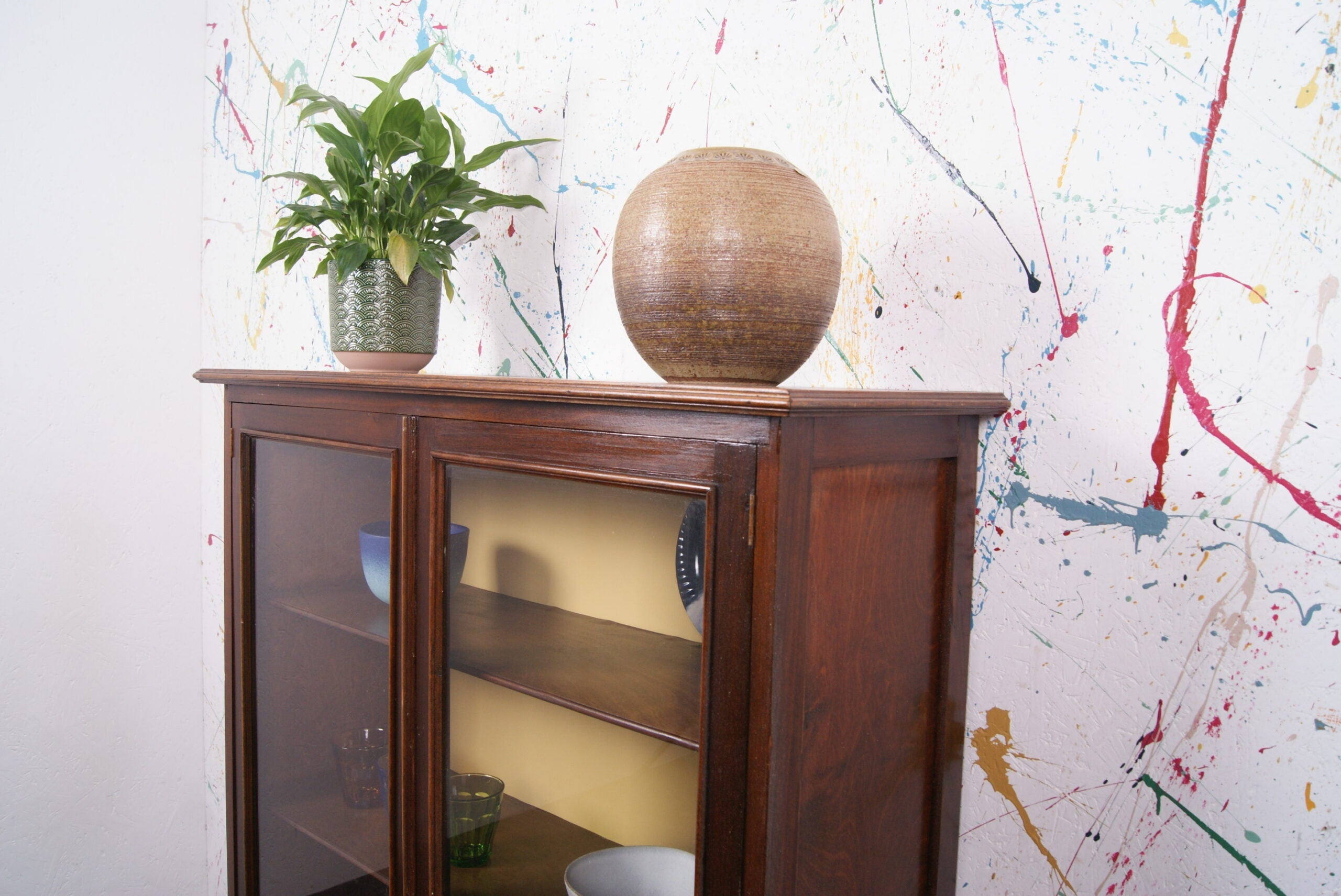 yellow-glass-cabinet-7